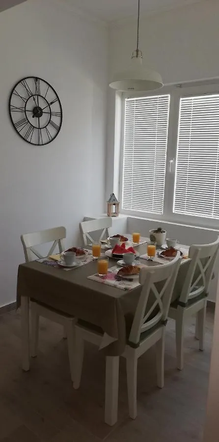 Apartments Tinjarosa Mundanije